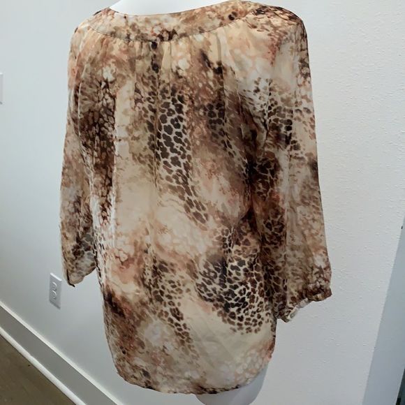 Chico’s 🦒 Print, Button Sleeve, Floaty Summertime Blouse. - Picture 4 of 11